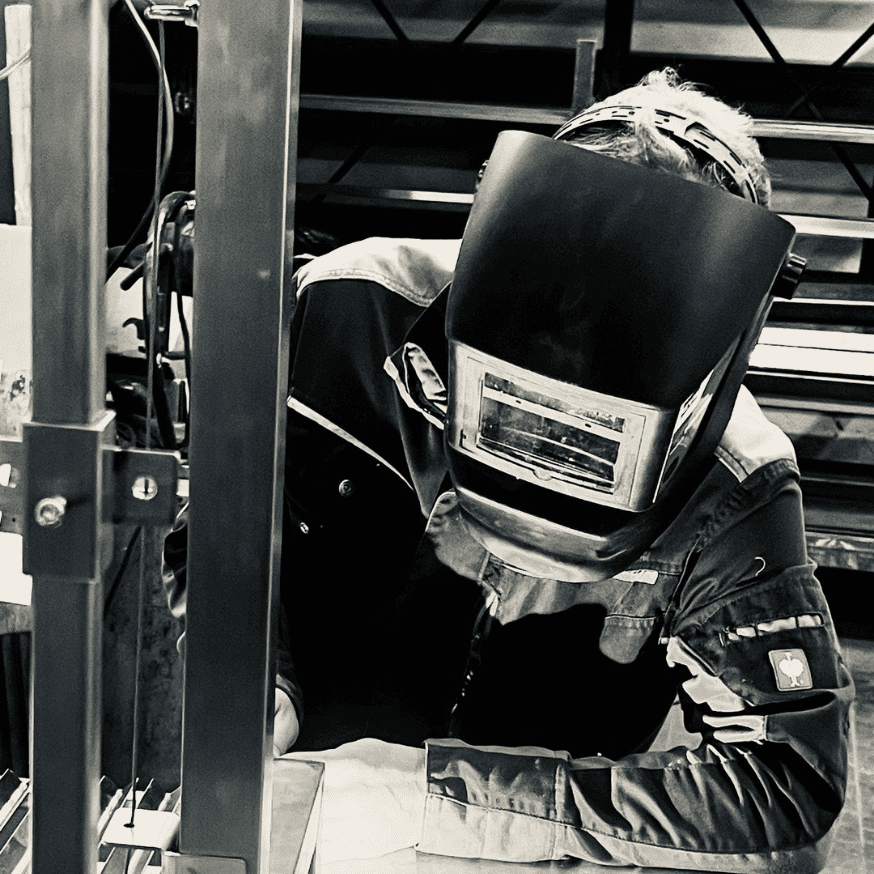 Ein Experte für Metallbau, Sicherheitstechnik von Stahlkraft arbeitet in der Werkstatt in Wien