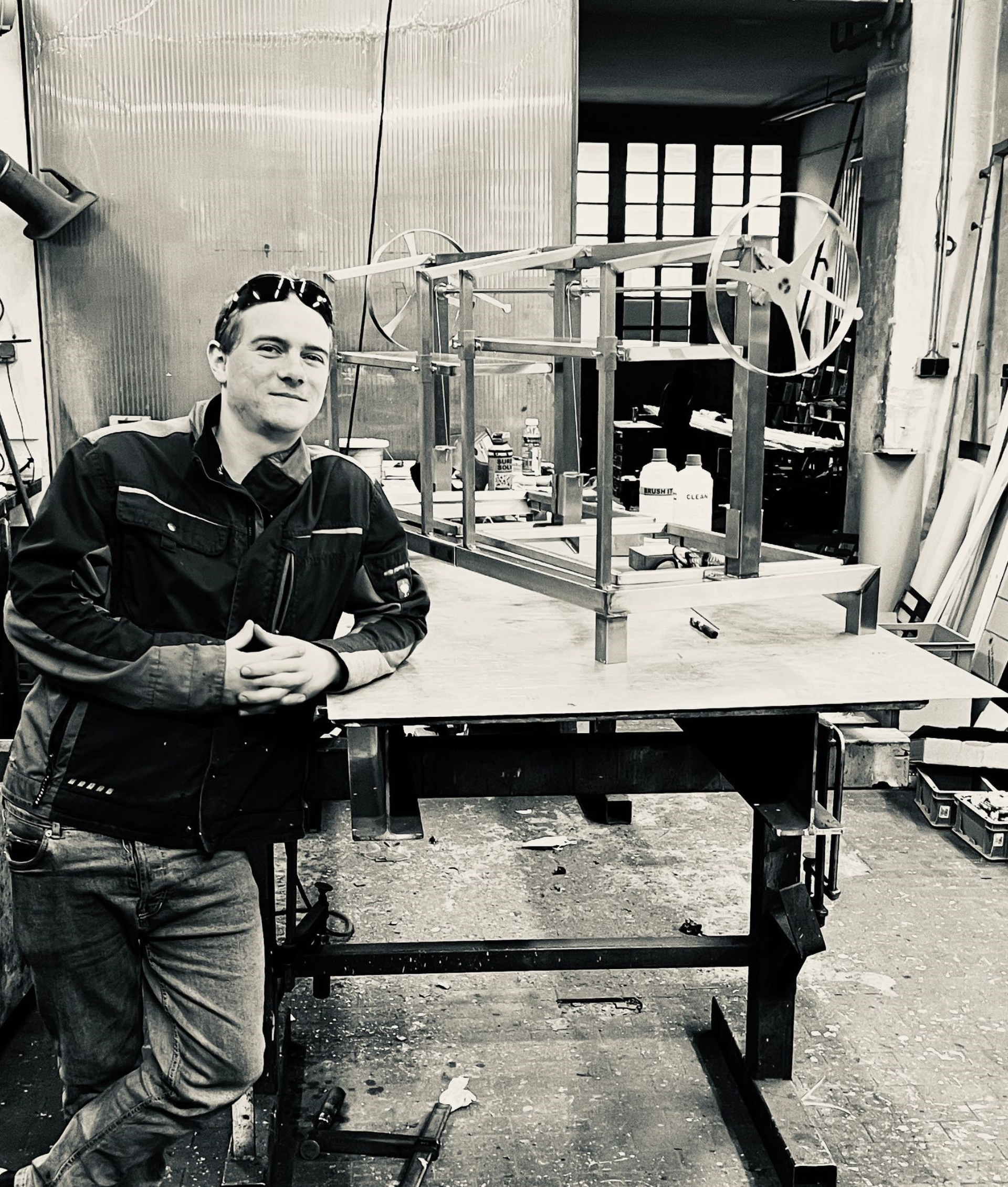 Ein Mitarbeiter von Stahlkraft arbeitet in der Werkstatt