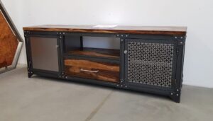 Kasten aus metall und holz in modernen Design von Stahlkraft maßgefertigt in Wien