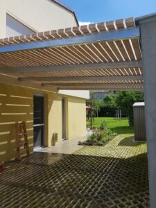 Überdachung aus Metall für ein Terasse einen Famillienhaus mit Holz