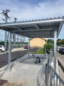 Überdachung für Haltestellen – Robuste Metallkonstruktion mit Blechdach
