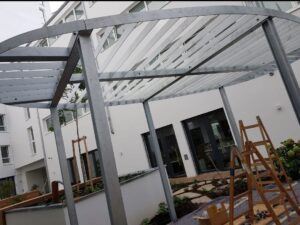 Überdachung für Terrasse – Robuste Metallkonstruktion mit Blechdach