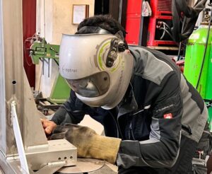 Ein Mitarbeiter von Stahlkraft Metallbau und Sicherheitstechnik arbeitet in der Werkstatt
