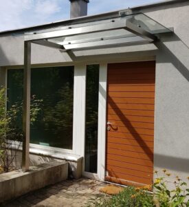 Hochwertige Überdachung aus Metall für Eingangstür ein Familienhaus